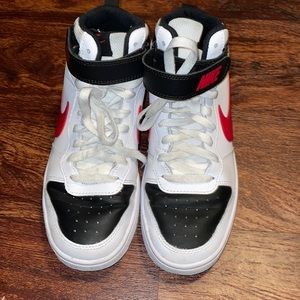 size 6y (7.5-8 womens). Nike, have a little bit of wear. Comfortable and cute